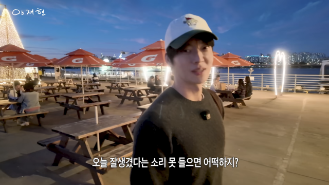배우 안재현이 거울 속 자신의 얼굴에 감탄하며 남다른 자기애를 과시했다. / 유튜브 채널 '안재현 AHN JAE HYEON'