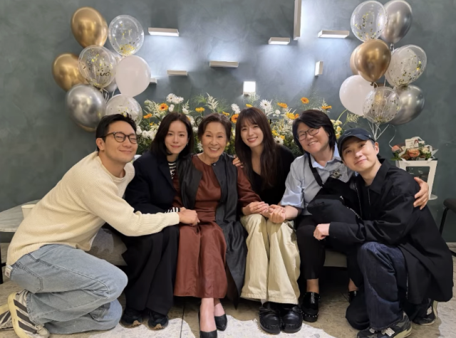 김혜자의 신작 개봉을 축하하기 위해 후배 배우들이 총출동했다. / 한지민 SNS