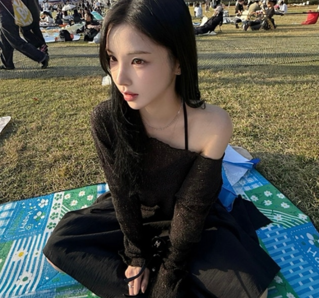 지난 19일 배우 겸 모델 강다은은 자신의 SNS에 “그랜드민트페스티벌은 처음인데요..너무 좋잖아”라는 글과 함께 야외 잔디밭에서 찍은 사진 여러 장을 공개했다./강다은 소셜미디어