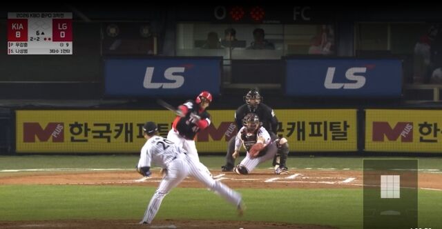 KIA 타이거즈 나성범이 20일 서울 잠실구장에서 열린 LG 트윈스와의 준플레이오프 3차전서 자세가 무너지면서도 홈런을 치고 있다. /티빙 캡쳐
