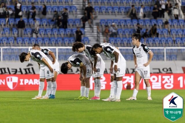 18일 부산구덕운동장에서 열린 부산 아이파크와의 원정경기에서 1-2로 패배한 뒤 팬들에게 인사하고 있는 전남 드래곤즈 선수단./프로축구연맹 제공
