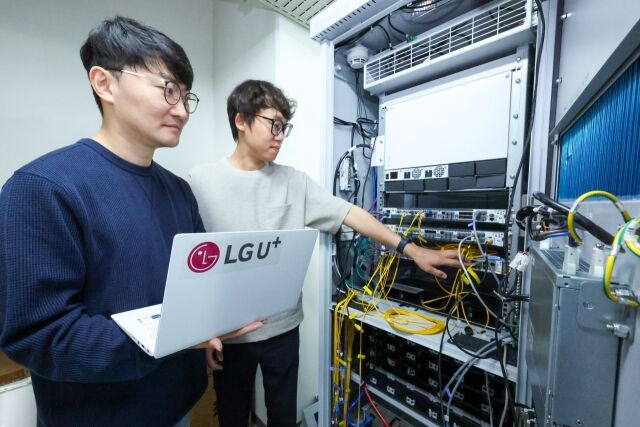 LG유플러스가 에릭슨과 함께 기지국 장비 간 연결 거리를 기존 대비 최대 3배까지 확대하면서도 안정적인 통신 품질을 유지할 수 있는 장거리 프론트홀(Front-haul) 기술을 검증했다. LG유플러스 직원들이 서울 강서구 LG유플러스 마곡 사옥 내 장비실에서 장거리 프론트홀 기술을 소개하는 모습. /LG유플러스