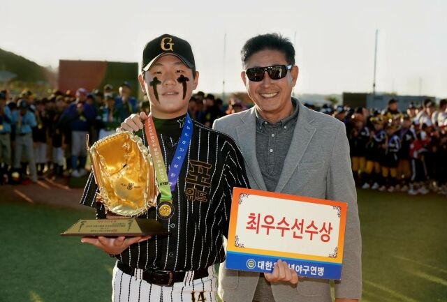 김포시위드유소년야구단 최주원이 2026 제5회 안동시장배 전국유소년야구대회 유소년청룡(U-13)에서 최우수 선수상을 수상하고 있다./대한유소년야구연맹 제공