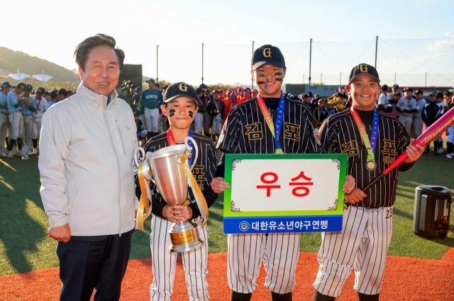 김포시위드유소년야구단이 2026 제5회 안동시장배 전국유소년야구대회 유소년청룡(U-13)에서 우승한 뒤 트로피를 받고 있다./대한유소년야구연맹 제공
