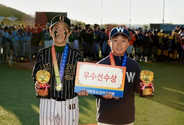 2026 제5회 안동시장배 전국유소년야구대회 유소년청룡(U-13) 우수선수상을 수상한 김태윤(김포시유소년야구단)과 조예준(휘문아카데미유소년야구단, 오른쪽)./대한유소년야구연맹 제공