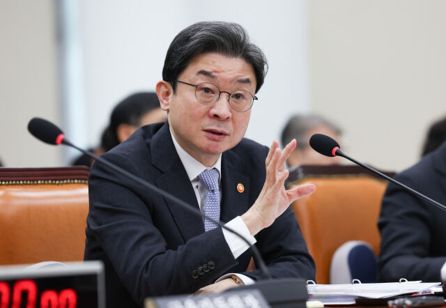 이억원 금융위원회 위원장이 22일 오전 서울 여의도 국회에서 열린 재정경제위원회 종합국정감사에서 질의에 답하고 있다. /뉴시스