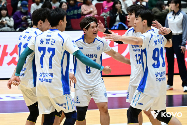 삼성화재가 22일 여수 진남체육관에서 열린 2026 여수·NH농협컵 프로배구대회 조별리그 A조 OK저축은행전에서 환호하고 있다./한국배구연맹 제공