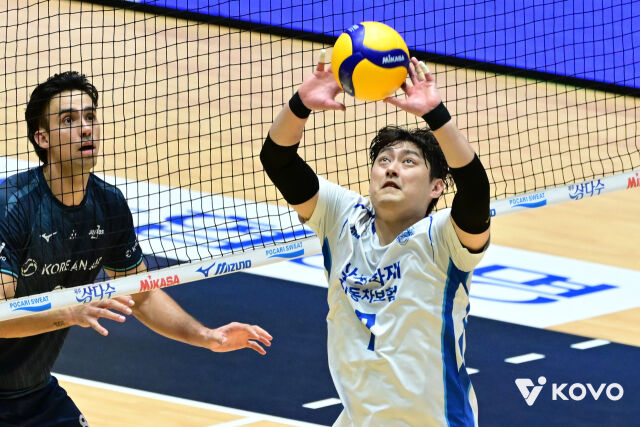 삼성화재 유니폼을 입은 세터 유광우가 19일 여수 진남체육관에서 열린 2026 여수·NH농협컵 프로배구대회 조별리그 A조 대한항공전에서 공을 올리고 있다./한국배구연맹 제공