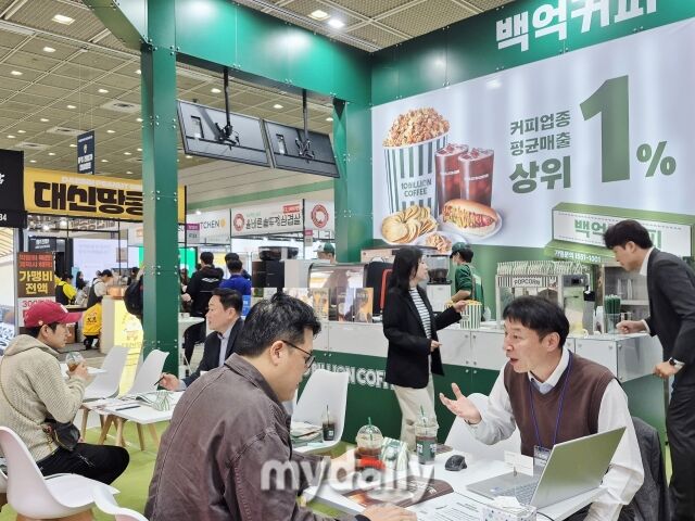 ‘2026 하반기 IFS 프랜차이즈 창업·산업 박람회’ 백억커피 부스에서 예비 창업자들이 가맹 상담을 받고 있다. /방금숙 기자