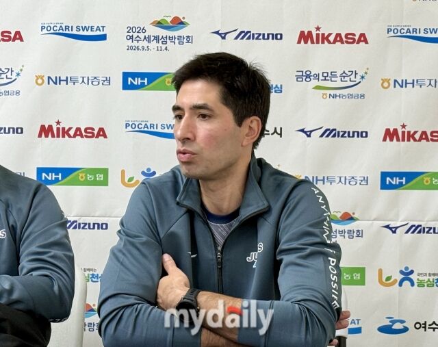 대한항공 하파엘 헤드위즈 코치가 22일 여수 진남체육관에서 열리는 2026 여수·NH농협컵 프로배구대회 조별리그 A조 현대캐피탈전을 앞두고 인터뷰에 응하고 있다./마이데일리