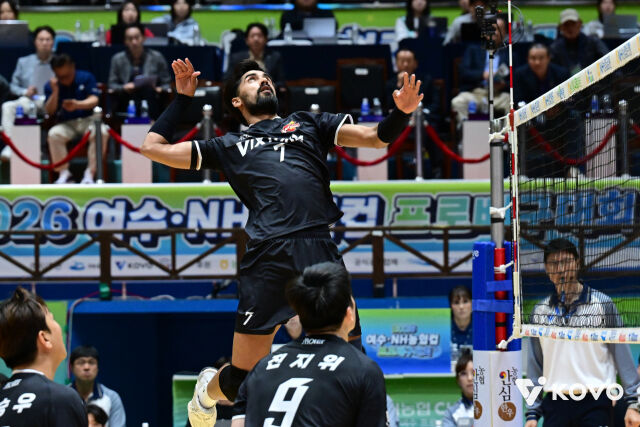 한국전력의 새 아시아쿼터 선수인 우스만이 22일 여수 진남체육관에서 열린 2026 여수·NH농협컵 프로배구대회 조별리그 B조 우리카드전에서 공격을 시도하고 있다./한국배구연맹 제공