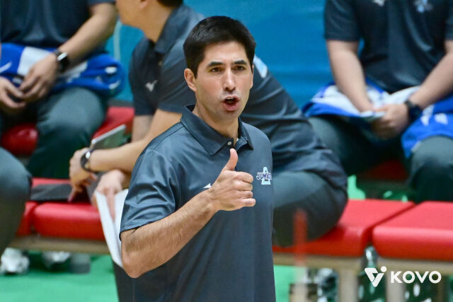 22일 여수 진남체육관에서 열린 2026 여수·NH농협컵 프로배구대회 조별리그 A조 현대캐피탈전을 지휘한 하파엘 헤드위즈 코치./한국배구연맹 제공