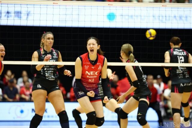 일본 SV리그 NEC에서 뛰고 있는 이다현이 지난 17~18일 열린 히메지와 2026-27시즌 1라운드 교류전 도중 상대 공격을 블로킹으로 잡아낸 뒤 환호하고 있다./NEC 구단 공식 소셜미디어(SNS) 캡처