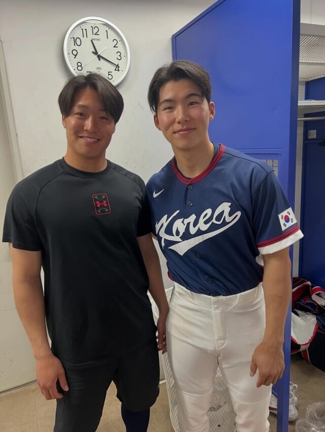 이시이 코기(왼쪽)가 김혜성과 함께 기념사진을 찍고 있다./이시이 코기 SNS 캡처