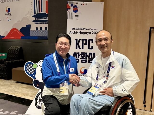 이상현 회장(왼쪽)이 정진완 대한장애인체육회장을 예방해 악수를 하고 있다. /대한사이클연맹 제공