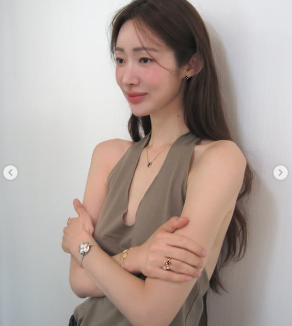차정원은 23일 자신의 개인 SNS 계정에 독특한 패턴이 돋보이는 의자 두 개가 담긴 사진과 함께 "예쁜건 오픈런"이라는 글을 올렸다. /차정원 소셜미디어