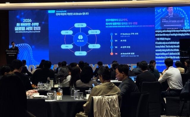 SK바이오사이언스 이용 AX기획팀장이 ‘2026 AI-바이오 신약허브 글로벌 서밋 인천’에 참가해 회사의 AI 활용 현황과 향후 계획을 발표하고 있다. /SK바이오사이언스