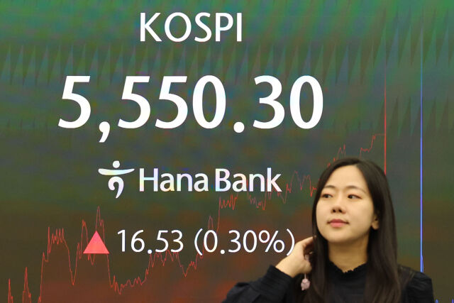 23일 서울 중구 하나은행 딜링룸에서 딜러들이 업무를 보고 있다. /뉴시스