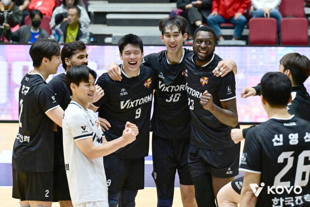 한국전력이 22일 여수 진남체육관에서 열린 2026 여수·NH농협컵 프로배구대회 조별리그 B조 우리카드전을 3-2 승리로 마치며 기쁨을 나누고 있다./한국배구연맹 제공