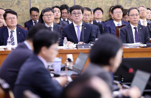 23일 여의도 국회에서 열린 문화체육관광위원회의 문화체육관광부 등에 대한 종합감사에서 최휘영 문화체육관광부 장관이 출석해 의원 질의를 듣고 있다. /뉴시스