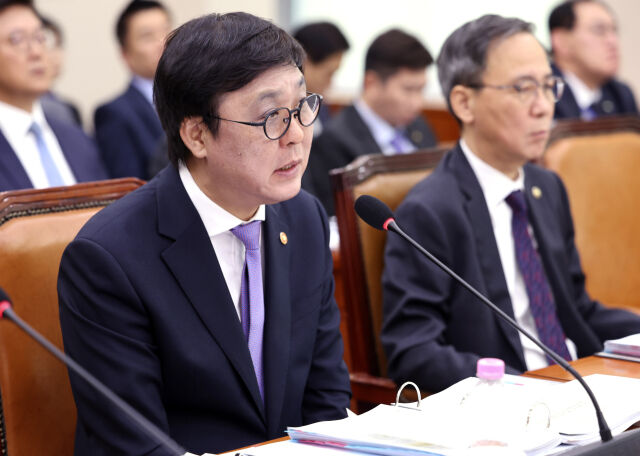 최휘영 문화체육관광부 장관이 23일 여의도 국회에서 열린 문화체육관광위원회의 문화체육관광부 등에 대한 종합감사에서 의원 질의에 답하고 있다. /뉴시스