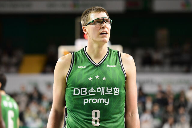 헨리 엘런슨이 그라운드를 바라보고 있다./KBL 제공