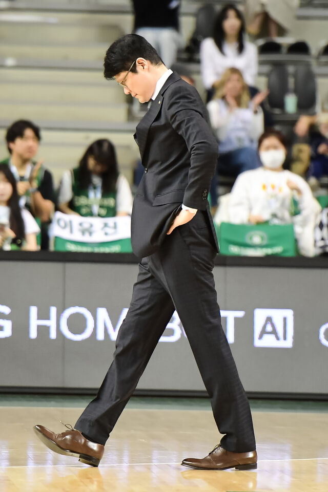 이규섭 감독이 고개를 숙이고 있다./KBL 제공