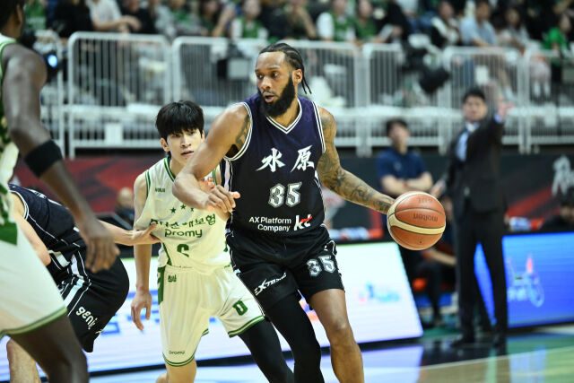 패리스 배스가 돌파를 시도하고 있다./KBL 제공