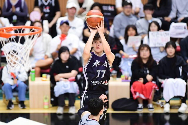강성욱이 슛을 하고 있다./KBL 제공