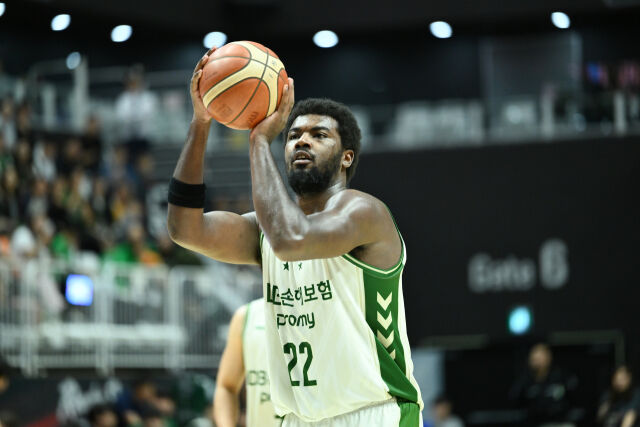 레이션 해먼즈가 슛을 하고 있다./KBL 제공