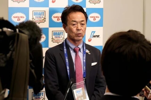 미즈노 가츠히토 요미우리 구단 편성 본부장이 지난 22일 열린 일본프로야구 2026 신인 드래프트 회의를 마친 뒤 일본 현지 취재진과 인터뷰를 갖고 있다./요미우리 자이언츠 구단 공식 홈페이지 캡처