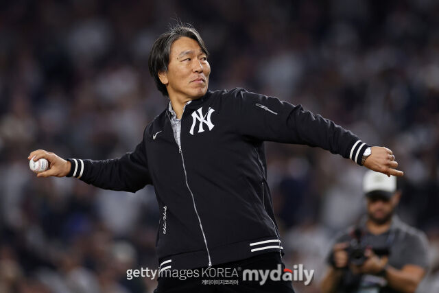 일본프로야구 요미우리 신임 감독으로 선임된 마쓰이 히데키가 지난 2024년 MLB 뉴욕 양키스 경기에 시구자로 초청돼 마운드 위에서 공을 던지고 있다. 마쓰이는 양키스에서 7시즌 동안 중심 타자 중 한명으로 활약했다./게티이미지코리아