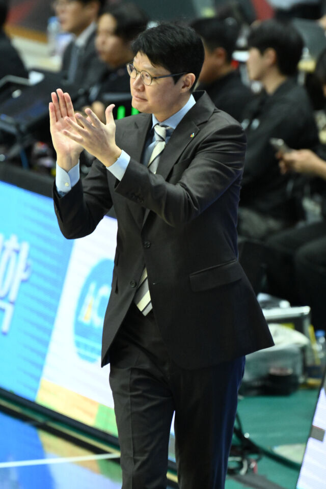 이규섭 감독이 박수를 치고 있다./KBL 제공