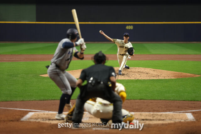 MLB 밀워키 제이콥 미저라우스키가 24일(한국시각) 열린 탬파베이와 2026 월드시리즈 1차전에 선발 등판해 투구하고 있다./게티이미지코리아