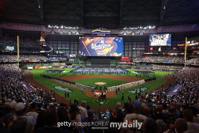 밀워키와 탬파베이의 MLB 2026 월드시리즈가 24일(한국시각) 막을 올렸다. 1차전이 열린 밀워키 홈 구장 아메리칸 패밀리 필드 전경./게티이미지코리아