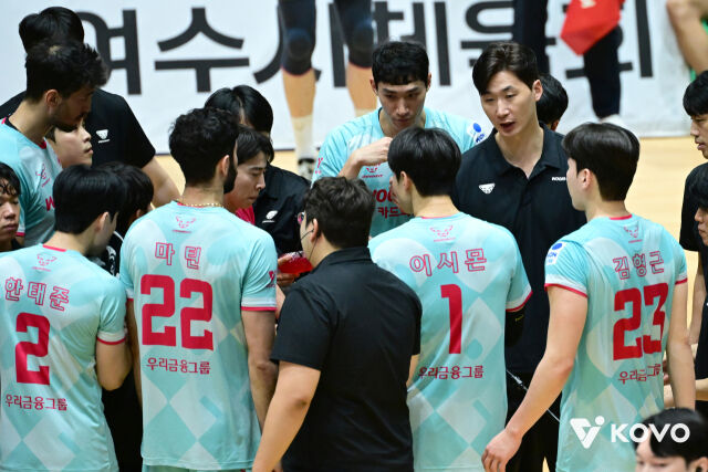 우리카드 박철우 감독이 20일 여수 진남체육관에서 열린 2026 여수·NH농협컵 프로배구대회 조별리그 B조 KB손해보험전에서 작전타임을 갖고 있다./한국배구연맹 제공