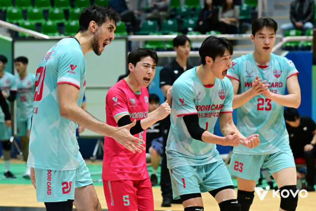20일 여수 진남체육관에서 열린 2026 여수·NH농협컵 프로배구대회 조별리그 B조 KB손해보험전에서 환호하고 있는 우리카드./한국배구연맹 제공