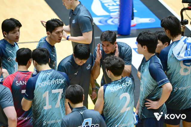 22일 여수 진남체육관에서 열린 2026 여수·NH농협컵 프로배구대회 조별리그 A조 현대캐피탈전에서 선수들과 이야기를 나누고 있는 하파엘 헤드위즈 코치./한국배구연맹 제공