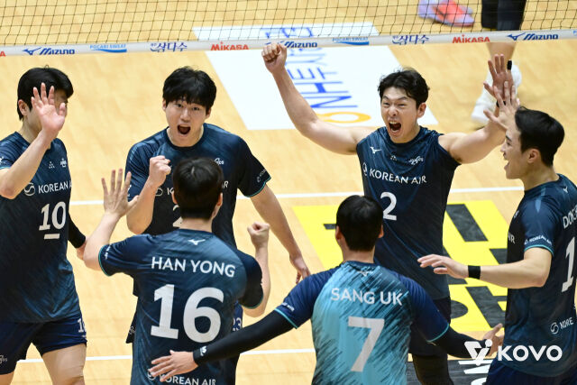 대한항공이 24일 여수 진남체육관에서 열린 2026 여수·NH농협컵 프로배구대회 우리카드와 4강전에서 포효하고 있다./한국배구연맹 제공