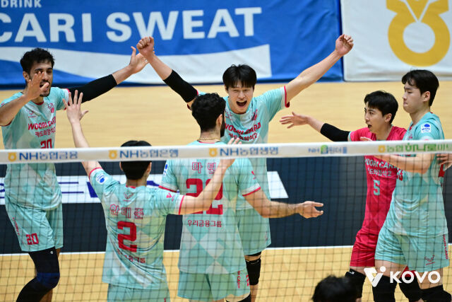 우리카드가 24일 여수 진남체육관에서 열린 2026 여수·NH농협컵 프로배구대회 대한항공과 4강전에서 환호하고 있다./한국배구연맹 제공
