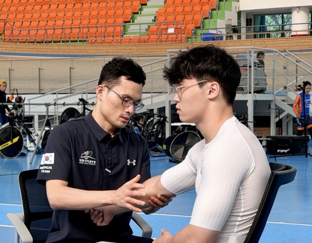 2026 국가대표 평가전에서 재활 중인 최태호의 팔 상태를 살피고 있는 김경호 대한사이클연맹 의과학위원./대한사이클연맹 제공