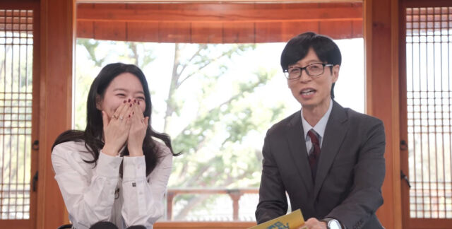 배우 신민아가 김우빈을 칭찬하면서 부끄러워하는 중이다. / tvN '유퀴즈' 소셜미디어