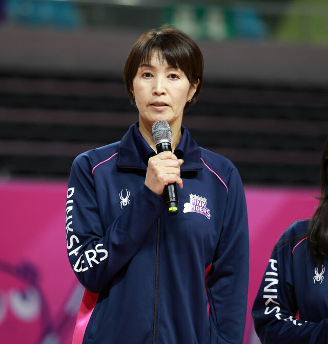 요시하라 토모코 흥국생명 감독이 24일 인천 삼산체육관에서 열린 팬과 함께 하는 2026-27시즌 출정식에 나와 인사말과 함께 이번 시즌 각오를 밝히고 있다./흥국생명 핑크스파이더스 제공