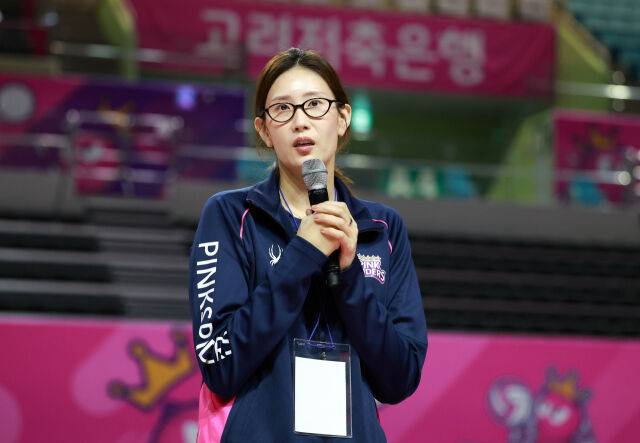흥국생명에서 주장을 맡고 있는 미들블로커 김수지가 24일 인천 삼산체육관에서 열린 팬과 함께 하는 2026-27시즌 출정식에서 감사 인사를 전하고 있다./흥국생명 핑크스파이더스 제공