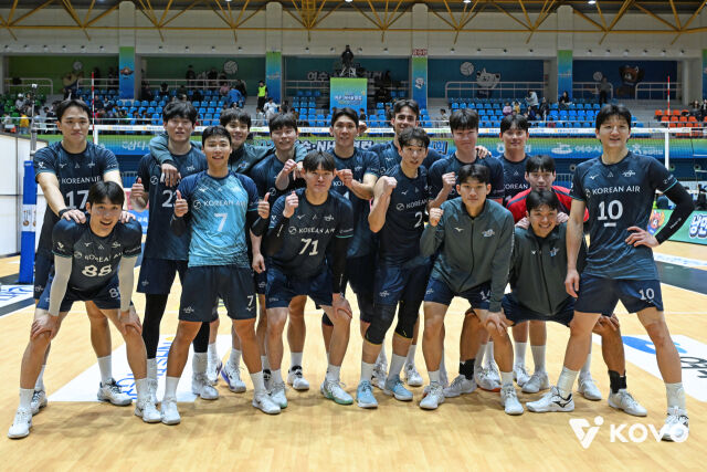 대한항공이 24일 여수 진남체육관에서 열린 2026 여수·NH농협컵 프로배구대회 4강전에서 우리카드를 꺾고 결승 진출에 성공했다. '승리 인증샷' 촬영에 임하고 있는 대한항공./한국배구연맹 제공