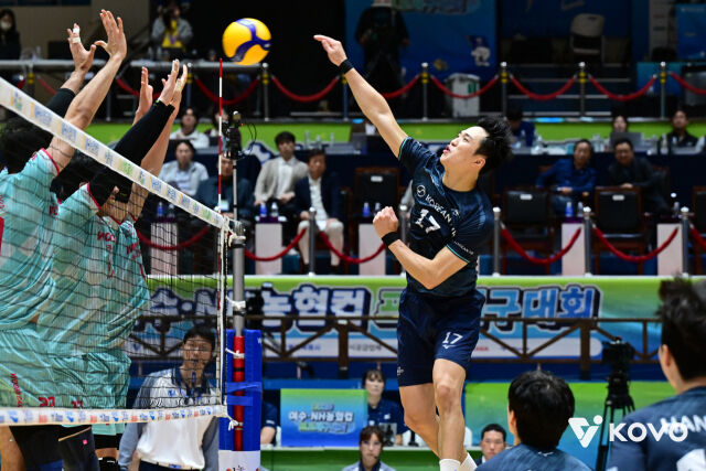 대한항공 주전 아포짓이 된 임동혁이 24일 여수 진남체육관에서 열린 2026 여수·NH농협컵 프로배구대회 우리카드와 4강 맞대결에서 공격을 시도하고 있다./한국배구연맹 제공