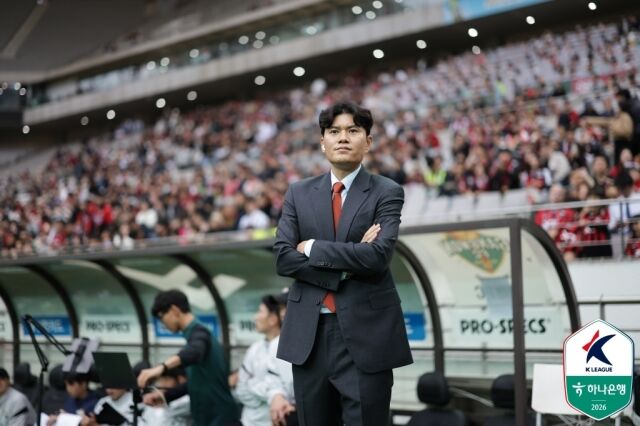 강원의 정경호 감독이 서울과의 하나은행 K리그1 2026 33라운드를 지켜보고 있다./프로축구연맹 제공