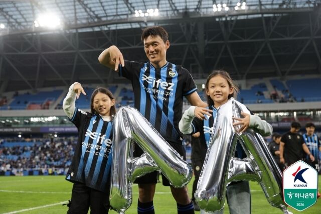 인천 유나이티드 이명주가 24일 인천축구전용경기장에서 열린 제주SK와의 홈경기에서 3-1로 승리한 뒤 파이널A를 상징하는 세레머니를 펼치고 있다./프로축구연맹 제공
