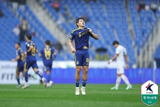 이동경(10번)이 24일 울산문수축구경기장에서 열린 포항 스틸러스와의 홈경기에서 득점 후 세레머니하고 있다./프로축구연맹 제공