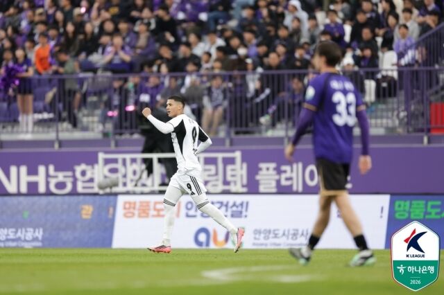 24일 안양종합운동장에서 열린 FC안양과의 원정경기에서 득점 후 세레머니하고 있는 전북 현대 티아고./프로축구연맹 제공